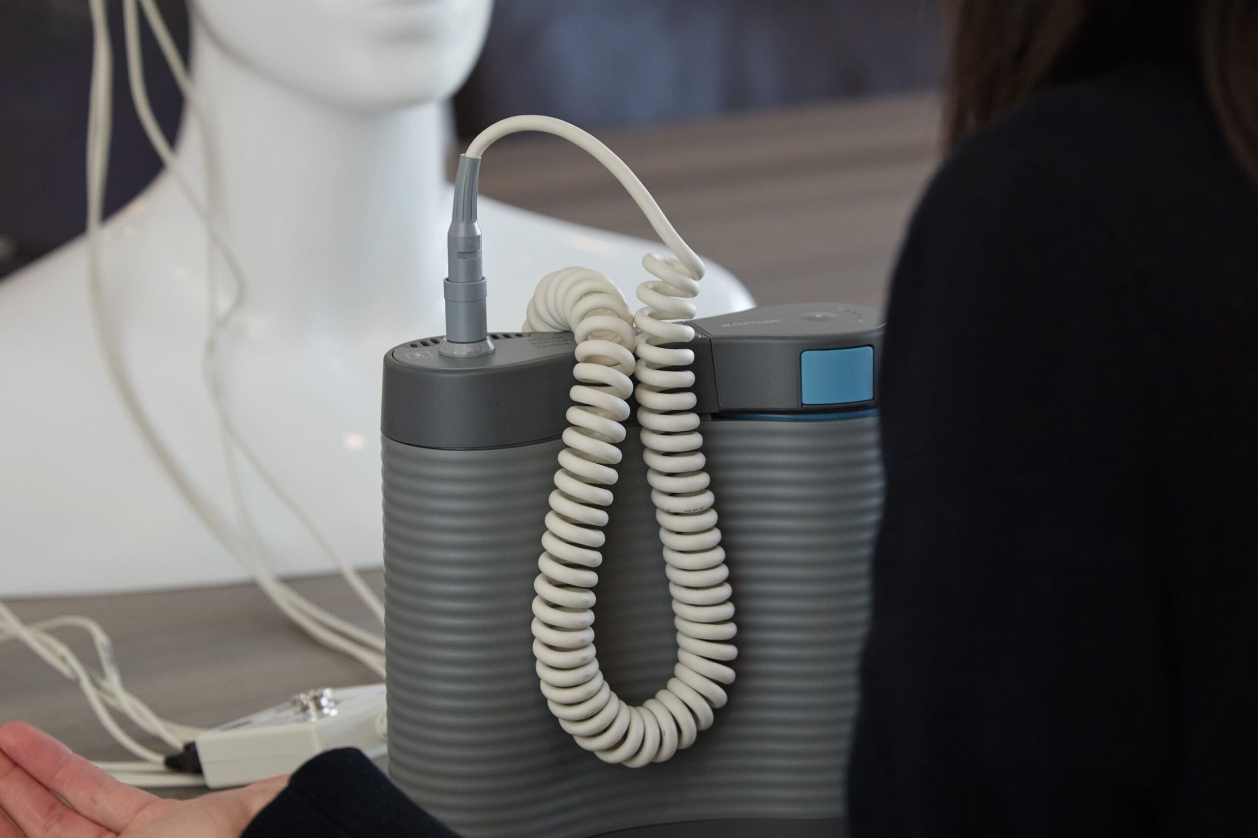 Optune device with connected array cables